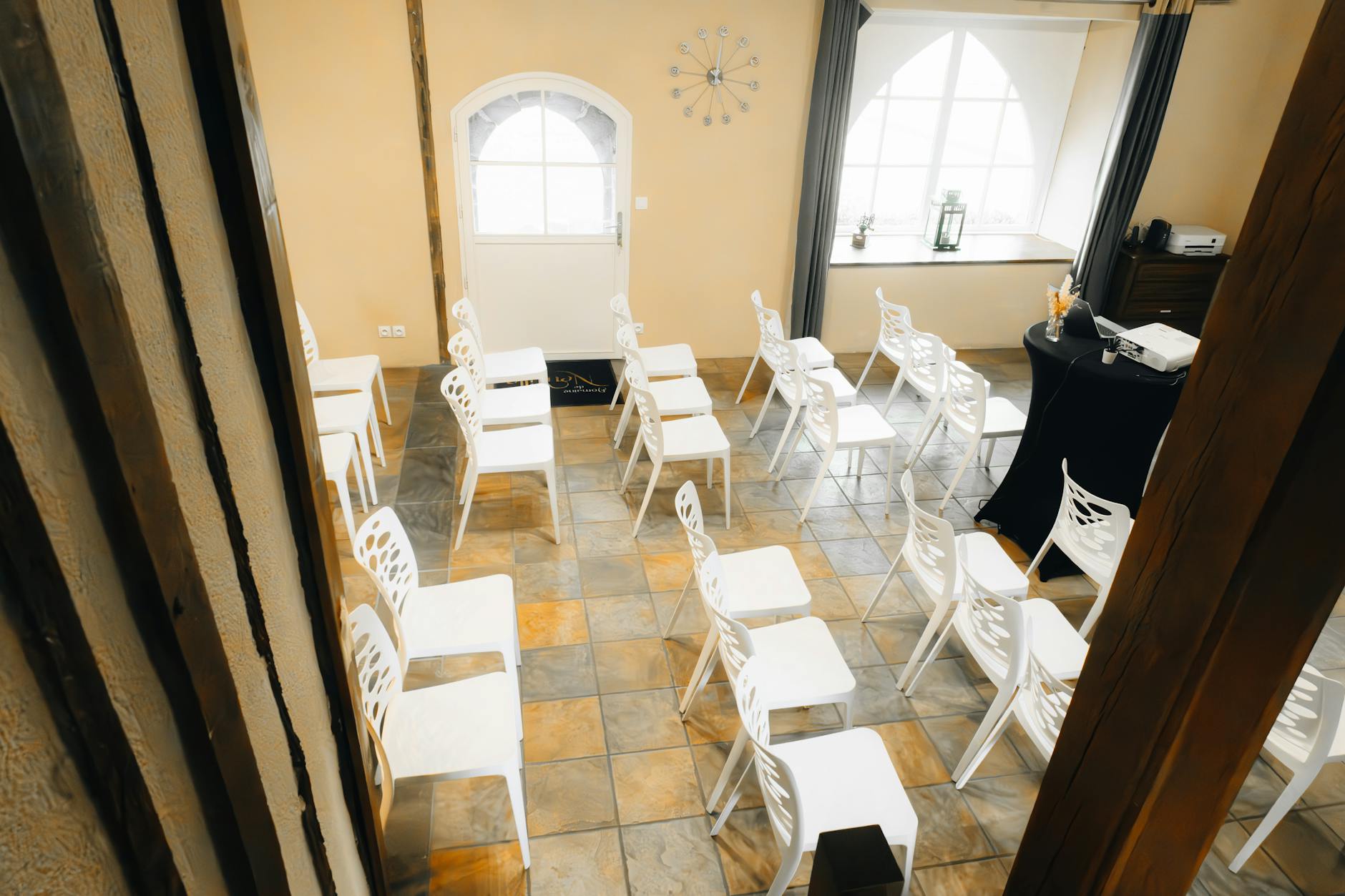 Conference room setting where governors coordinate their resistance strategies