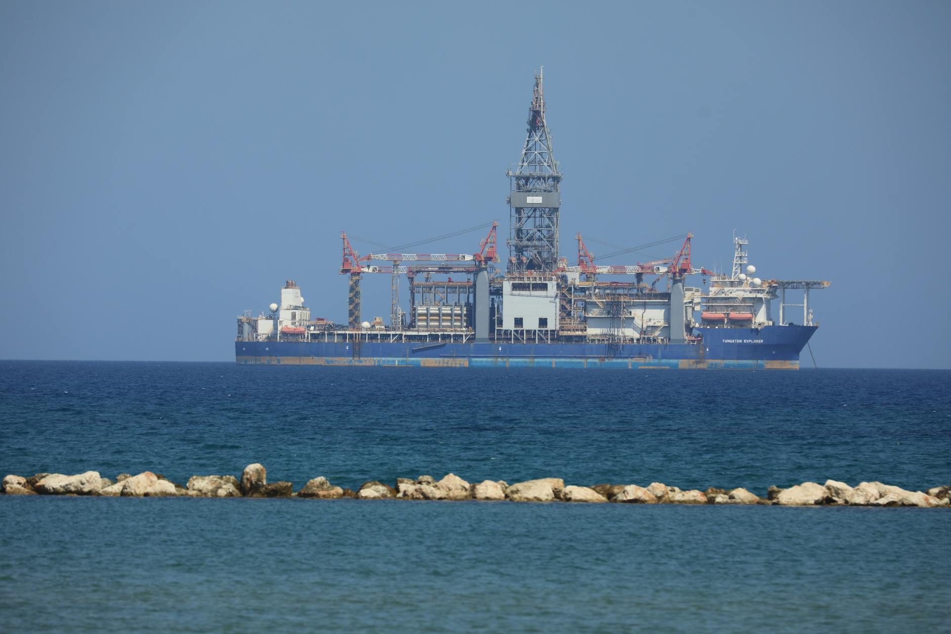 Industrial oil drilling rig in operation representing U.S. shale production expansion