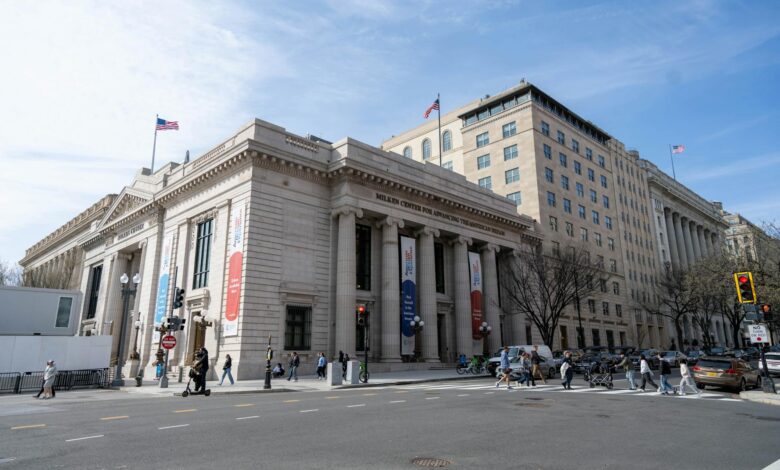Exterior view of the Federal Reserve building in Washington D.C.