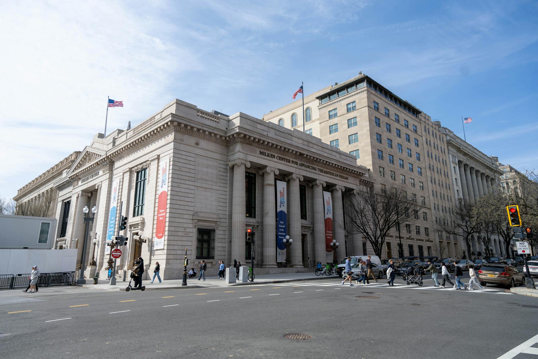 Exterior view of the Federal Reserve building in Washington D.C.