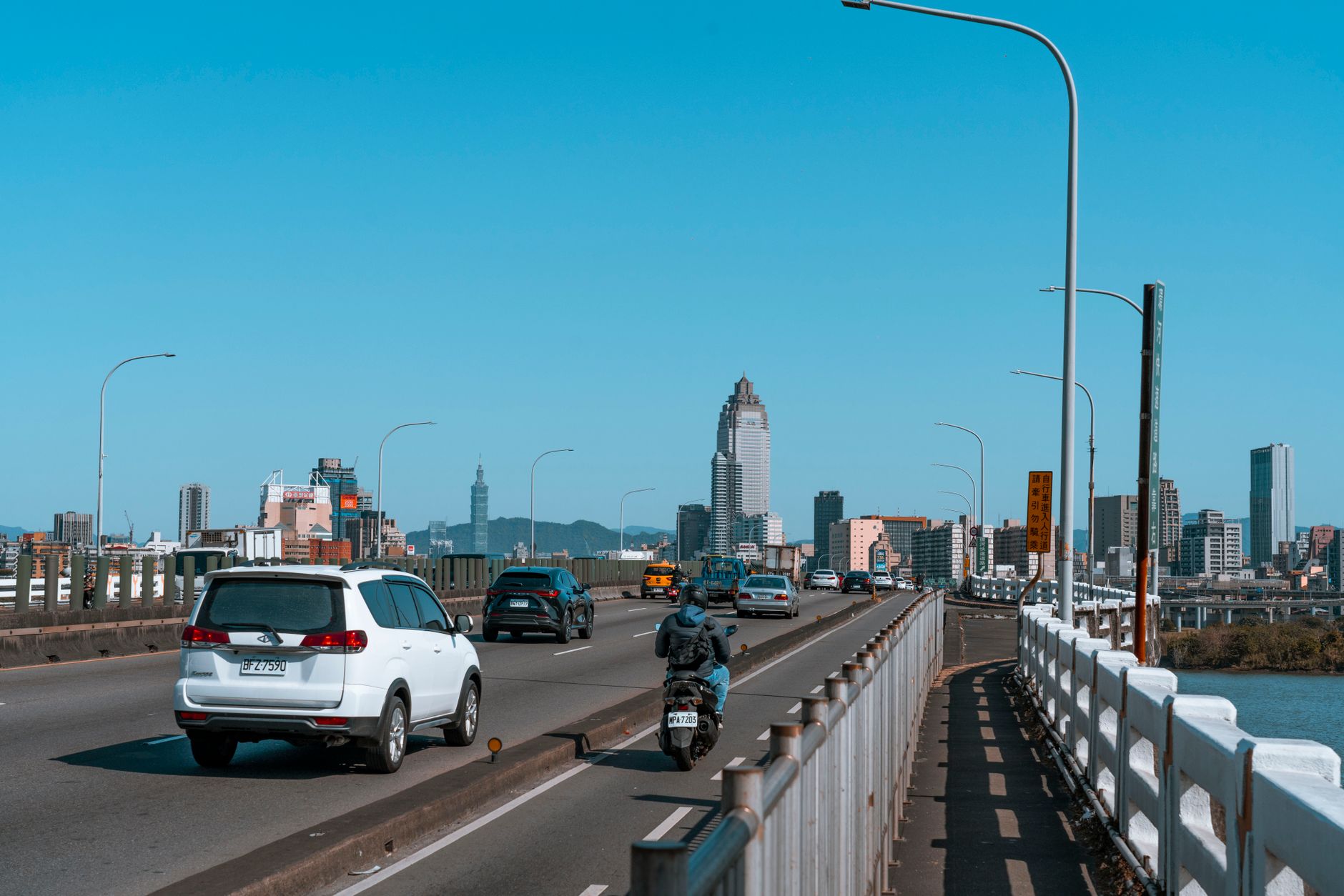 Hybrid vehicle driving on an open highway