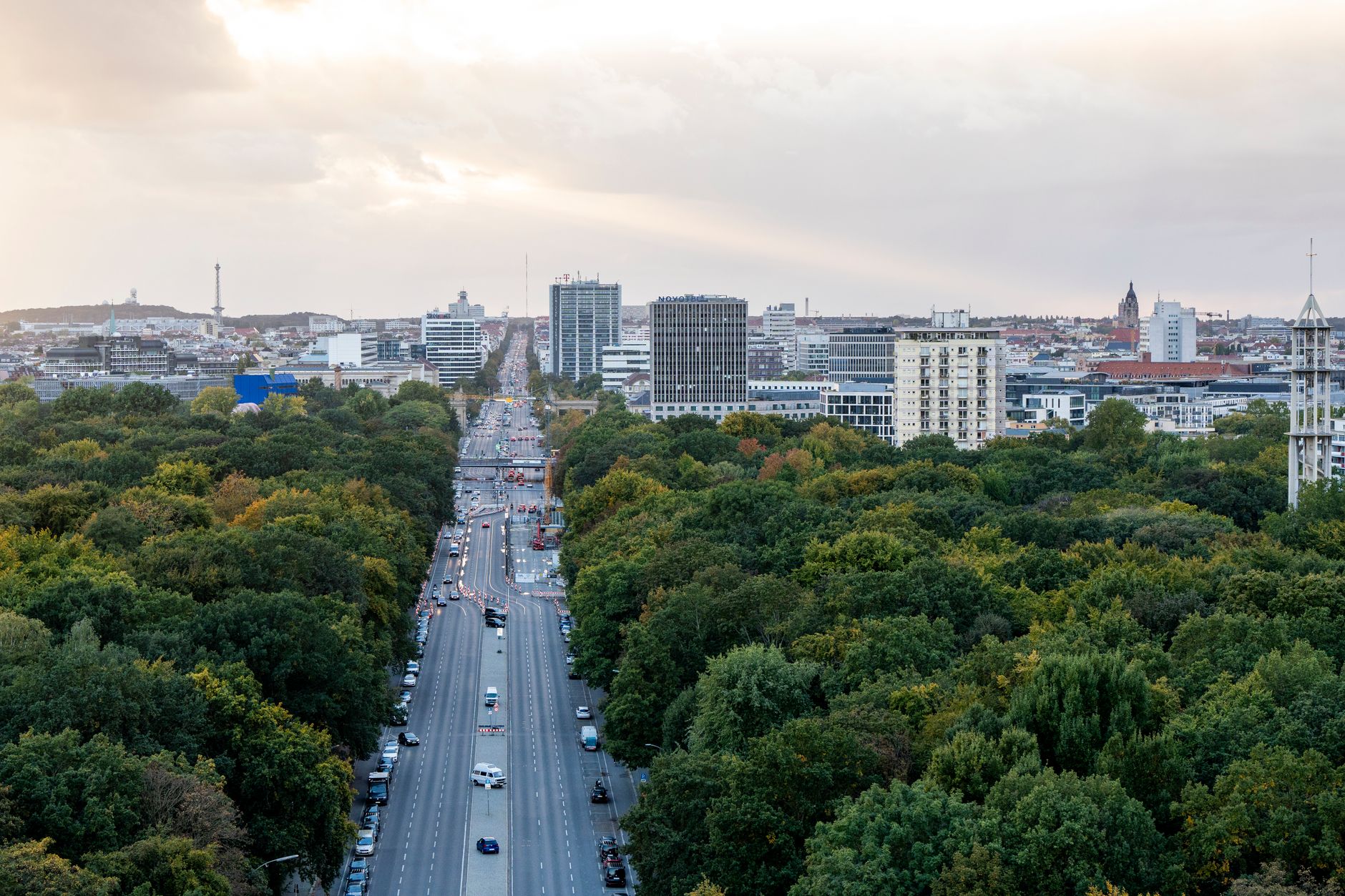Aerial view of busy city traffic representing urban rideshare market competition