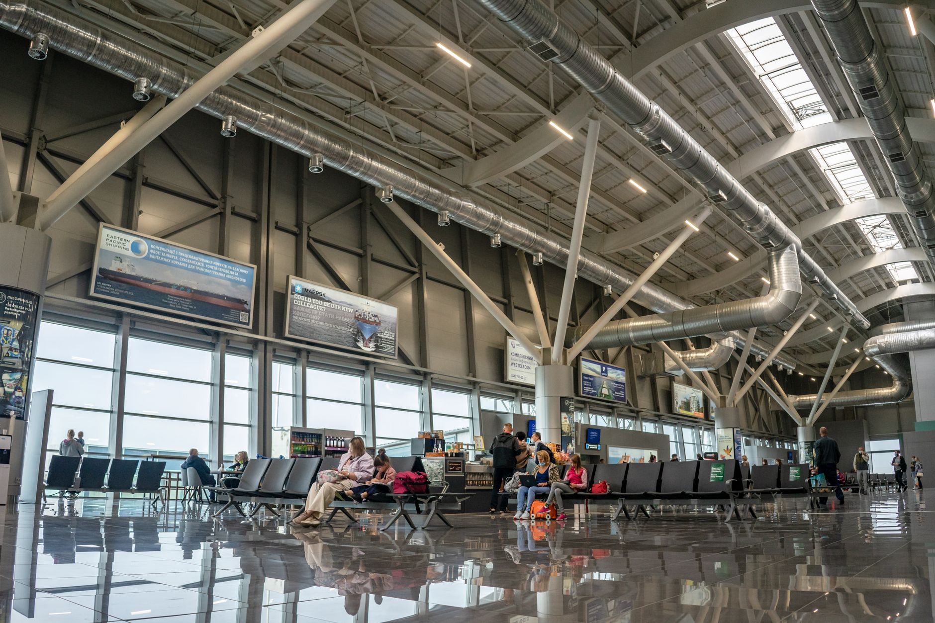 Modern airline lounge interior with seating and natural lighting