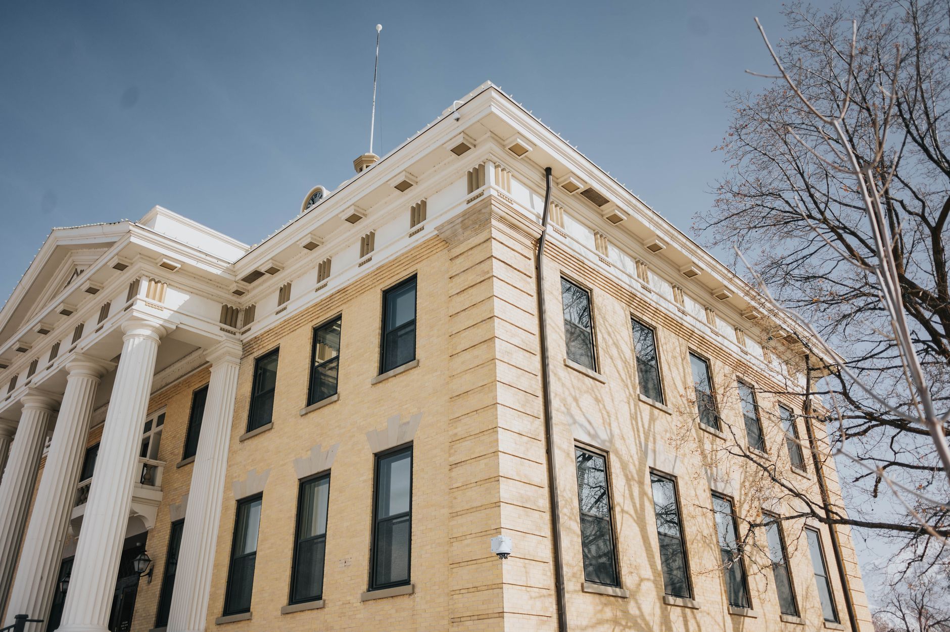 Exterior of a courthouse representing ongoing antitrust legal proceedings