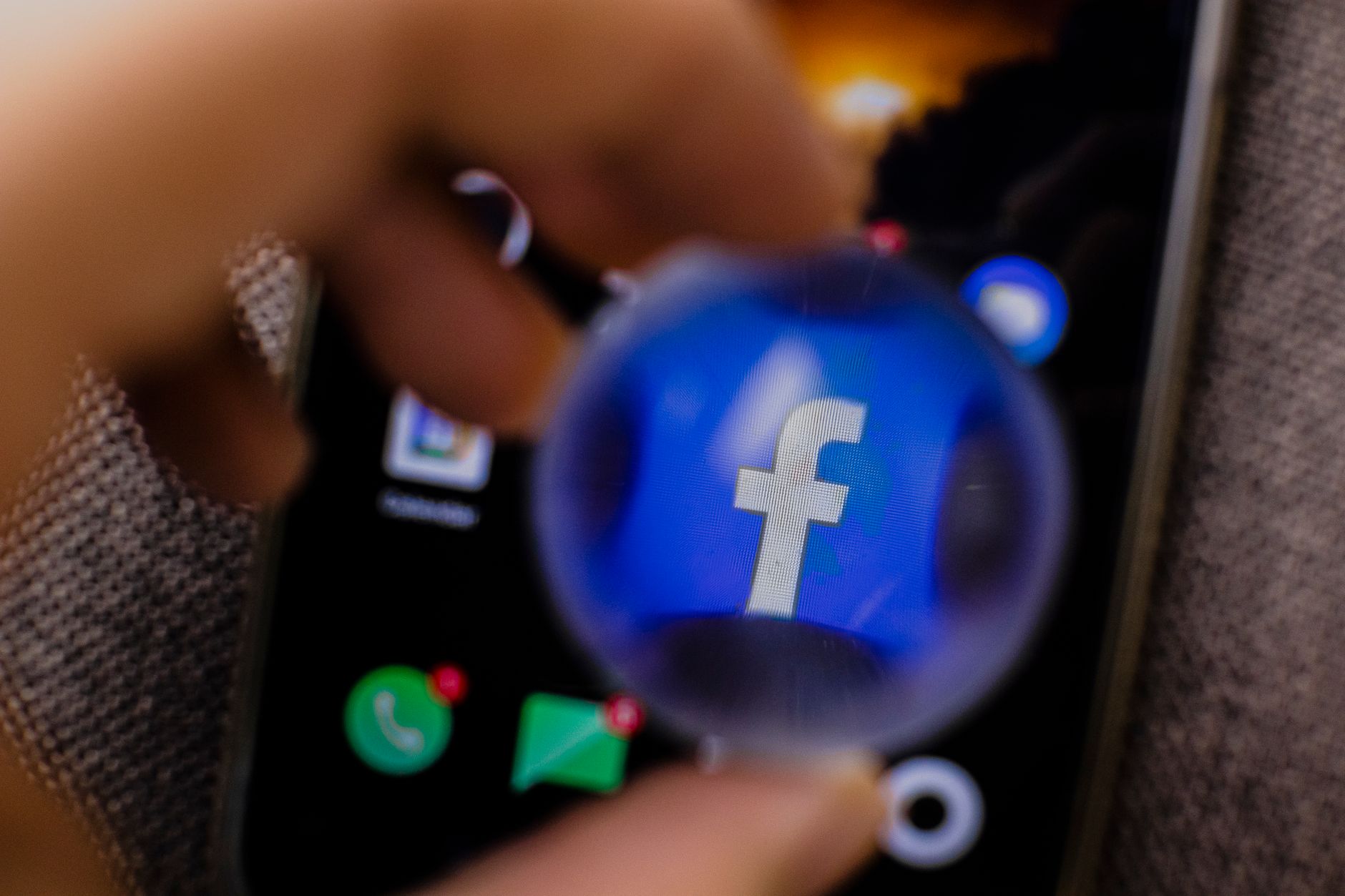 Abstract visualization of social media data streams flowing in real time